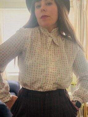 PRICE FIRM 80s Alexandria Square Printed Bow Secretary Blouse | Size S/M